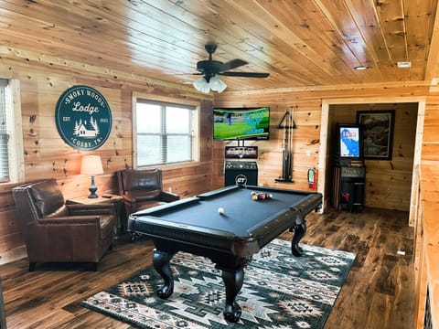 Pet Friendly+ Hot Tub + Fire Pit + Game Room House in Cosby