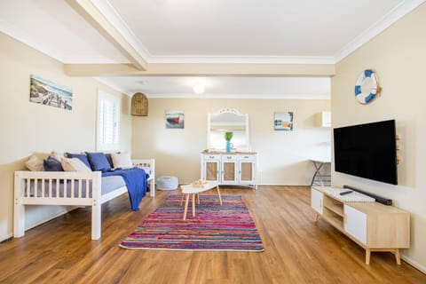 Just Beachy Pet Friendly 4 Mins Walk to Beach House in Culburra Beach