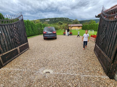 Natural landscape, Mountain view, group of guests, Parking