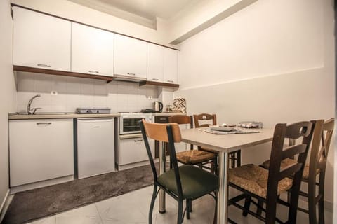 Kitchen or kitchenette, Dining area, pet friendly, stove