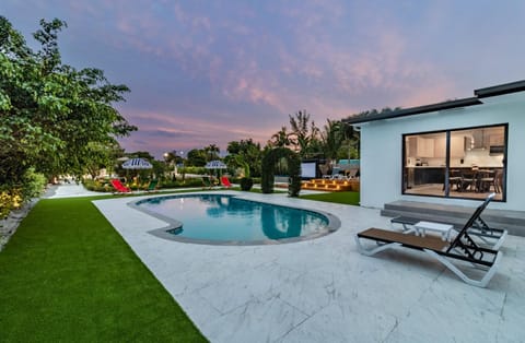 Pool view, Swimming pool, sunbed