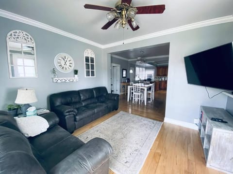 3bed 2bath nestled in cozy Grandview neighborhood Maison in Dubuque