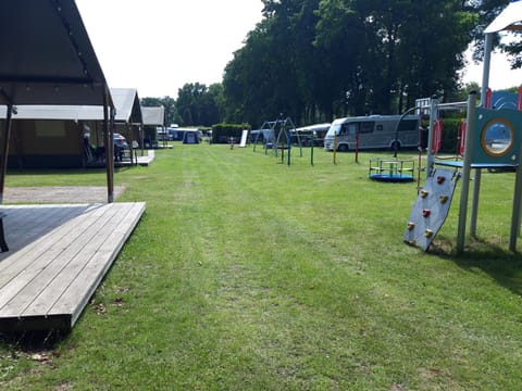 Safaritent op groen en kindvriendelijk park op de Veluwe Luxury tent in Epe