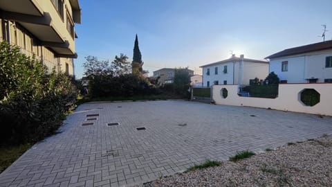 Property building, Day, Neighbourhood, Street view, Parking