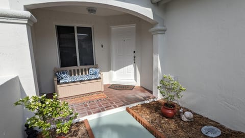 Luxurious Home, Accommodating Two Master Bedrooms with great amenities. Villa in Everglades
