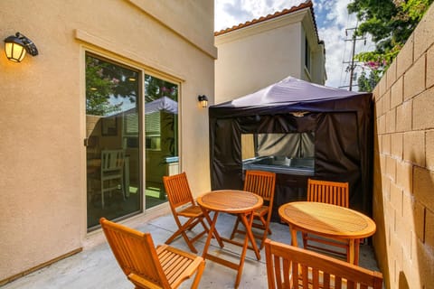 Pet-Friendly Paramount Home, 16 Mi to Los Angeles! Maison in Compton