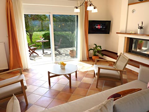 Patio, Communal lounge/ TV room, TV and multimedia, Living room, Seating area, Dining area, Evening entertainment