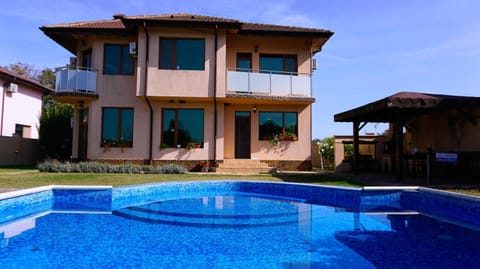 Property building, Day, Pool view, Swimming pool, sunbed