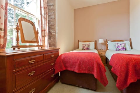 Bridge Cottages Bridge House, Old Post, Bridge Suite, Sleeps 16 House in Coniston