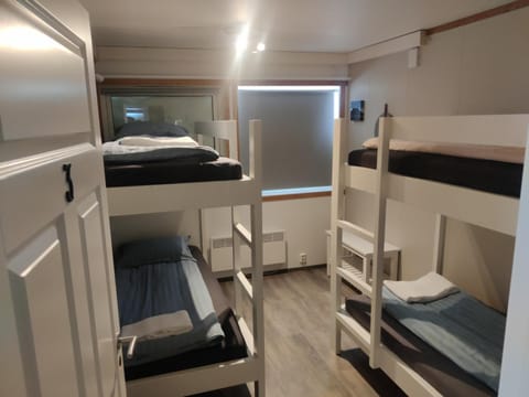 Bedroom, bunk bed