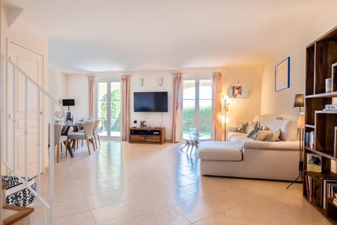 Beautiful and peaceful villa in a residence House in Villeneuve-Loubet