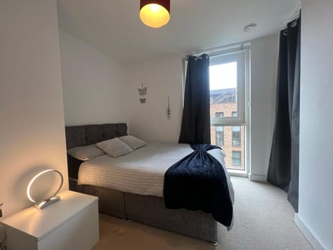 Modern 2BR 2BA Apt wParking Sleeps 6 Comfortably Apartment in London Borough of Southwark