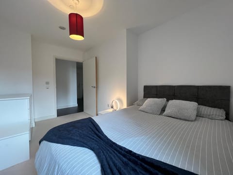 Modern 2BR 2BA Apt wParking Sleeps 6 Comfortably Apartment in London Borough of Southwark