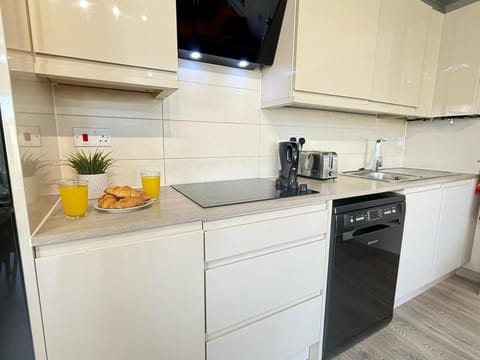 Coffee/tea facilities, Kitchen or kitchenette, dishwasher, stove, toaster