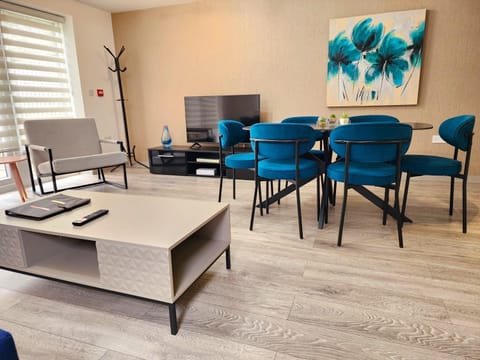 TV and multimedia, Living room, Seating area, Dining area