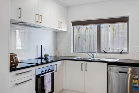 Cascade Cottage with Parking and Wi-Fi Condo in Auckland
