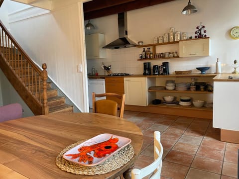 Kitchen or kitchenette, Dining area, minibar, pet friendly, stove