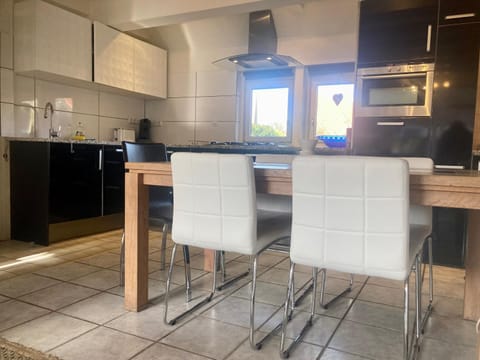 Dining area, kitchen