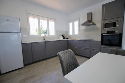 Kitchen or kitchenette, Dining area, dishwasher, minibar, pet friendly, stove