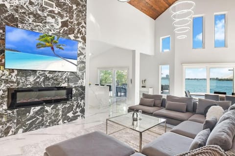 Best Sunset Bayfront with pool & Jacuzzi Chalet in North Bay Village