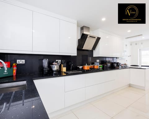Stylish 4 Bedroom Home by AV Stays Short Lets Sidcup with Free Parking Villa in Sidcup