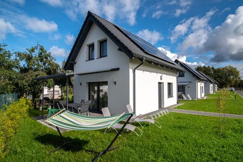 Property building, Spring, Day, Natural landscape, Garden, Garden view, sunbed