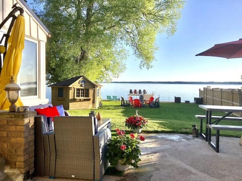 Paradise Waterfront Cottage (35 Min Drive From Toronto) Casa in Georgina