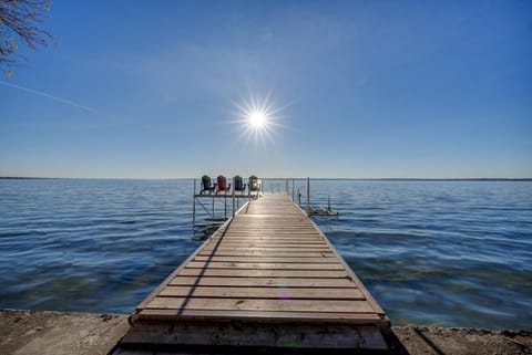 Paradise Waterfront Cottage (35 Min Drive From Toronto) Casa in Georgina