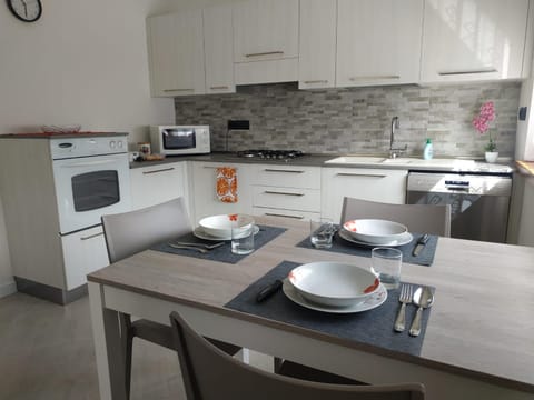 Kitchen or kitchenette, minibar