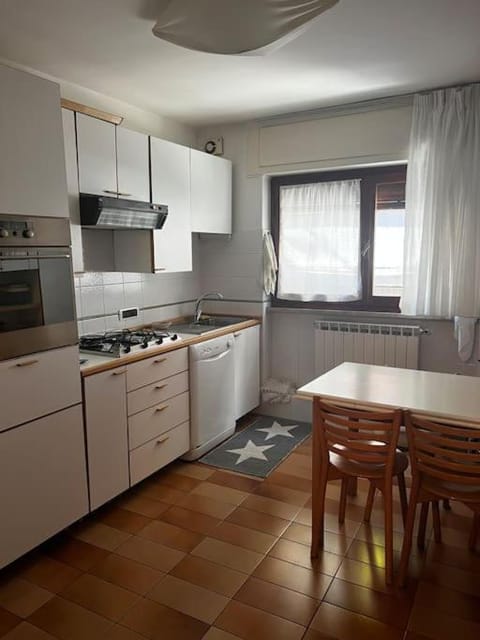 Kitchen or kitchenette, Dining area, dishwasher, pet friendly