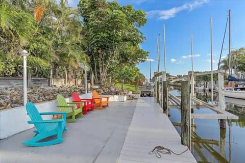 CANAL FRONT! Bring or rent a boat, near AMI/IMG. Maison in Bayshore Gardens