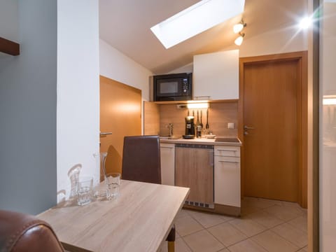 Kitchen or kitchenette, Dining area, minibar, stove