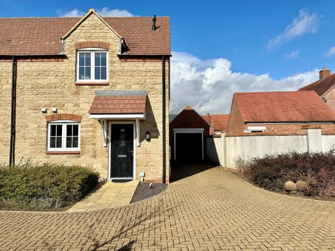 Homely 3 bedroomed House in Bicester House in Cherwell District