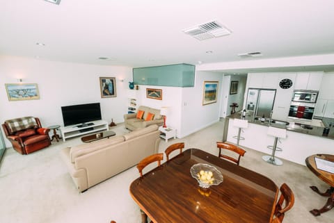 TV and multimedia, Kitchen or kitchenette, Living room, Seating area, Dining area