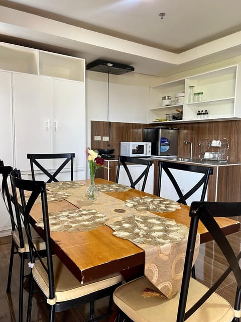 Kitchen or kitchenette, Dining area, minibar, pet friendly