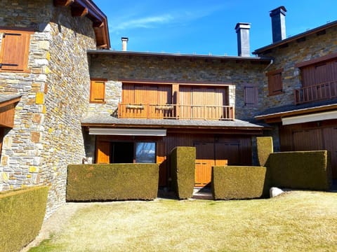 Casa adosada con piscina en Llivia Casa in Llívia