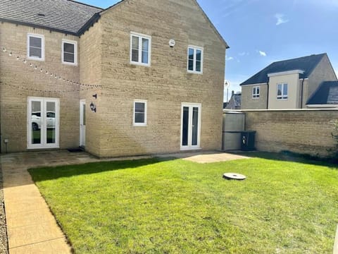 Hibiscus House House in West Oxfordshire District