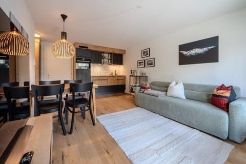 Kitchen or kitchenette, Living room, Seating area, Dining area