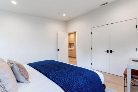 Dazzling Modern Home Close to Downtown Palo Alto and Stanford Condo in East Palo Alto