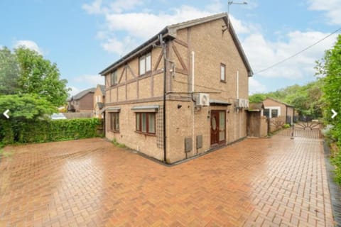 Property building, Day, Neighbourhood, Street view