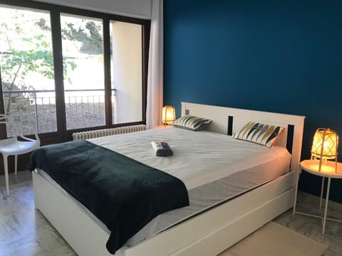 BANDOL ROC BEACH VUE MER Grand T3 face à la plage avec parking Apartment in Sanary-sur-Mer