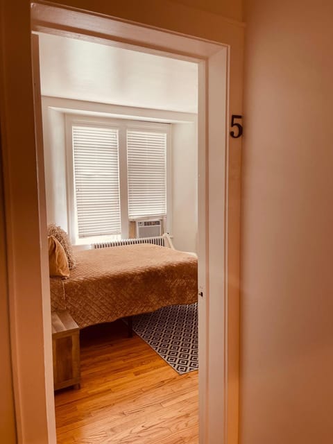 Private Rooms in TownHouse w 2 Baths FQ Beds 1-3ppl Apartment in Bronx