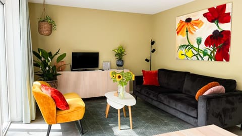 Communal lounge/ TV room, TV and multimedia, Living room, Evening entertainment