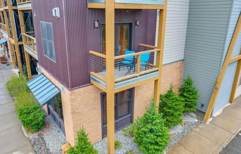 Large Studio Condo with Full Kitchen Ski NOW Beautiful Balcony Views Hottub Fireplace Appartamento in Kellogg