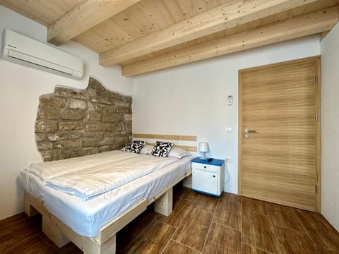Bed, air conditioner