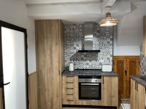 Coffee/tea facilities, Kitchen or kitchenette, oven, stove, toaster