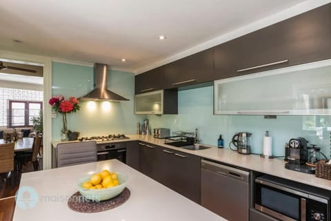 3 Bedroom House With Large Courtyard & City Views House in Rozelle