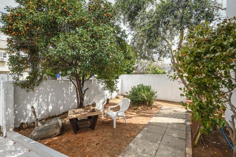 Chic 2BR Apt w Garden in Ramat Hasharon by Sea N' Rent Wohnung in Tel Aviv-Yafo