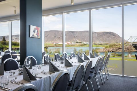 Restaurant/places to eat, Diving, Mountain view, River view