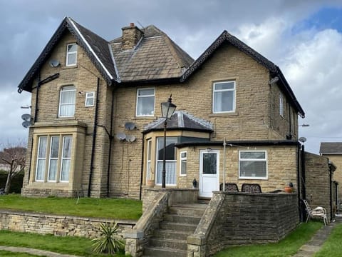 Spacious Flat In a Victorian House - Free Parking Apartment in Bradford